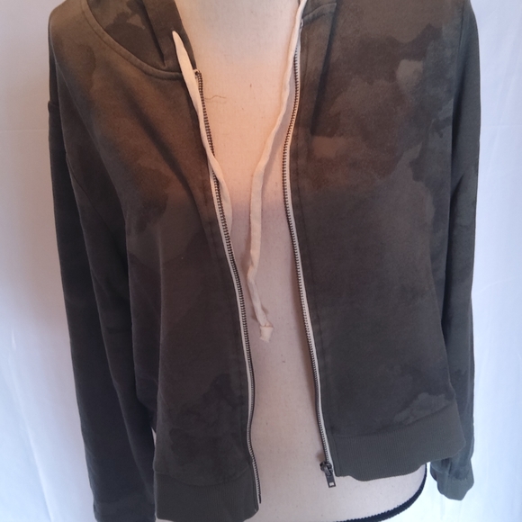 Alternative Cropped Camo Print Hoodie - Picture 10 of 11